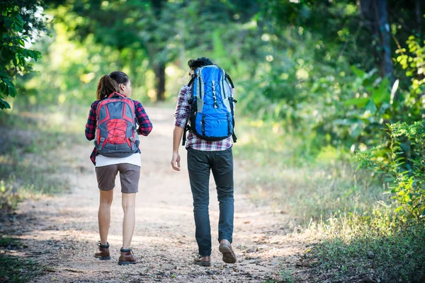 Genç çift ormanda sırt çantaları ile yürüme. Macera doğa yürüyüşleri, — Stok fotoğraf