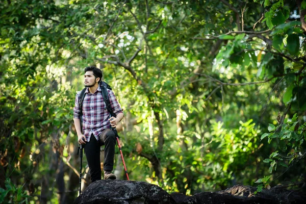 Jovem caminhante relaxante no topo de uma montanha, Desfrute da natureza e adve — Fotografia de Stock