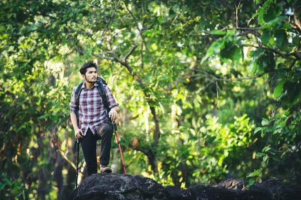 Junge Wanderer entspannen sich auf einem Berg, genießen die Natur und adve — Stockfoto