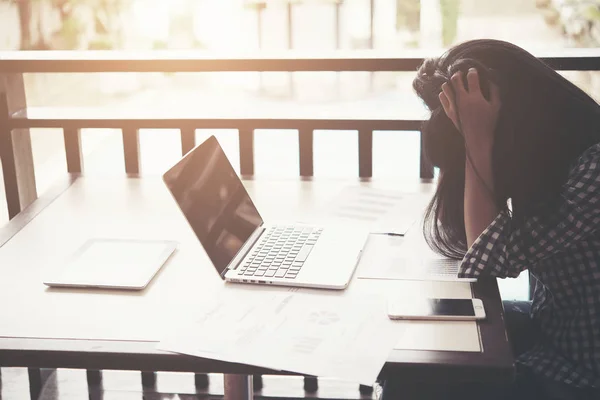 Pocit únavy a stresu. Frustrovaný žena ruce na hlavu — Stock fotografie