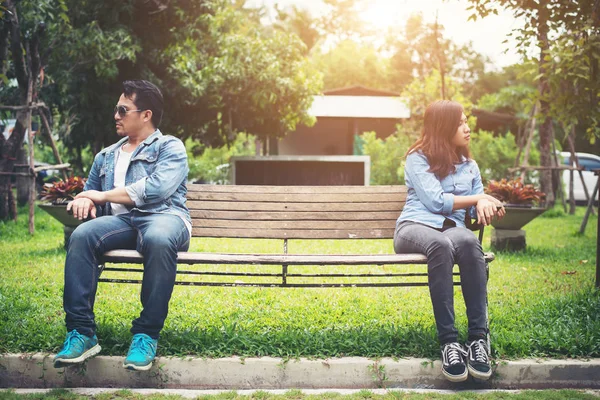 Ontevreden jong koppel zit op bankje in park, paar lifesty — Stockfoto