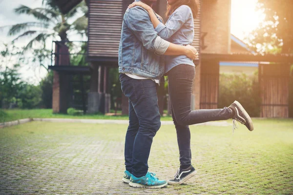 Hipster casal apaixonado beijando na luz do sol de verão. Amor beijo st — Fotografia de Stock