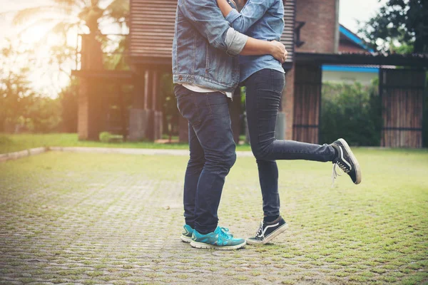 Hipster paar in hou van zoenen in zomer zonlicht. Liefde kus st — Stockfoto