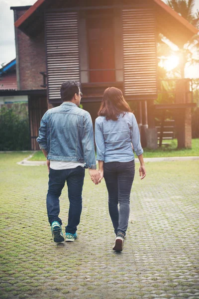 Close-up of loving couple holding hands while walking outdoor, C — Stock Photo, Image