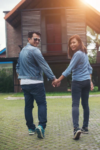 Close-up of loving couple holding hands while walking outdoor, L — Stock Photo, Image