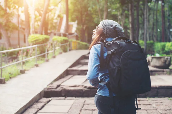 Genç çekici kadın turist için eski p gelme sırt çantası ile — Stok fotoğraf