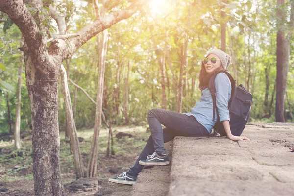 Genç çekici kadın anci için giderken sırt çantası ile dinlenme