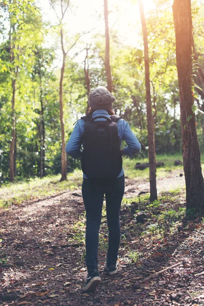 Genç hipster kadın ormanda, dikiz yürüyüş sırt çantası ile. — Stok fotoğraf