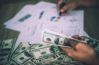 Tüccar yer çalışma. Tarafından nakit notlar, keyboa kaplı tablo
