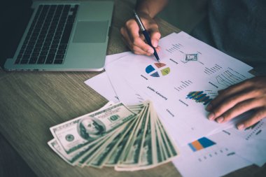 Tüccar yer çalışma. Tarafından nakit notlar, keyboa kaplı tablo