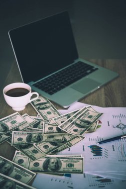 Tüccar yer çalışma. Tarafından nakit notlar, keyboa kaplı tablo