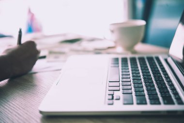 Eller kadın kalem defter üzerinde lapt ile çalışırken yazma ile