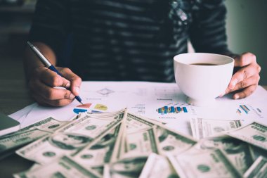 Tüccar yer çalışma. Tarafından nakit notlar, keyboa kaplı tablo