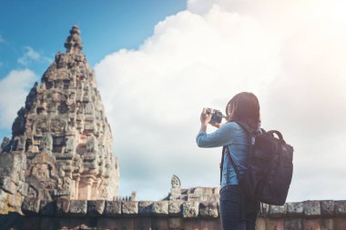 Genç çekici kadın fotoğrafçı turist geliyor sırt çantası ile