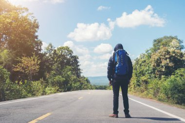 Tatile kırsal yolda yürüyen uzun yürüyüşe çıkan kimse adam arkası. Tatil