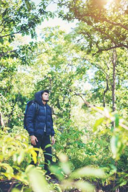 Uzun yürüyüşe çıkan kimse adam macera tatili. Tatil turizm kavramı.