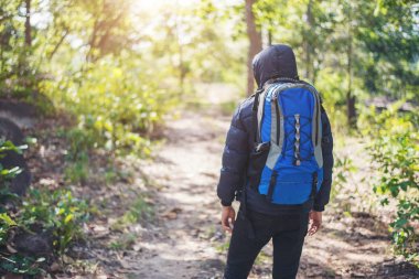 Uzun yürüyüşe çıkan kimse adam macera tatili. Tatil turizm kavramı.