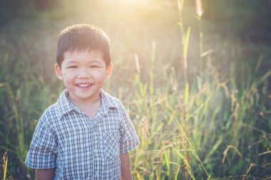Açık havada oynarken mutlu küçük Asya çocuk. Hayattan zevk. Sevimli Asya 