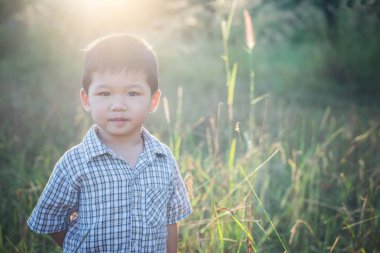 Açık havada oynarken mutlu küçük Asya çocuk. Hayattan zevk. Sevimli Asya 
