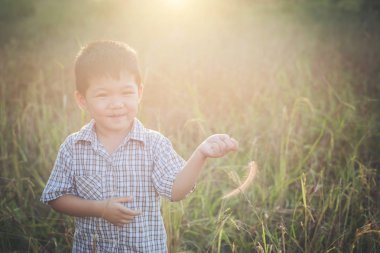 Açık havada oynarken mutlu küçük Asya çocuk. Hayattan zevk. Sevimli Asya 