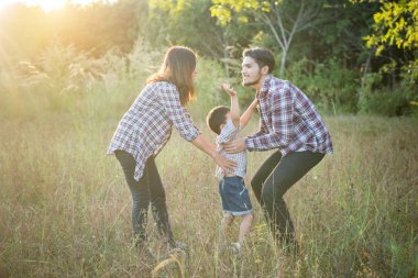 Mutlu genç aile birlikte dışında yeşil natur vakit