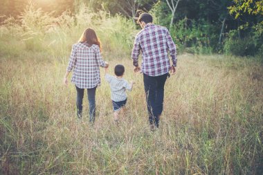 Genç aile birlikte iyi vakit arkası. Aile açık