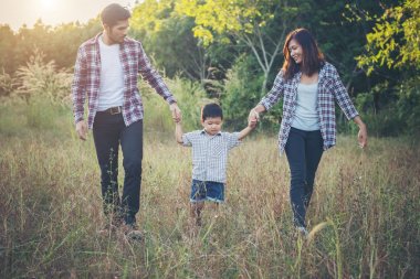 Mutlu genç aile birlikte dışında yeşil natur vakit