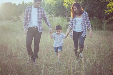 Mutlu genç aile birlikte dışında yeşil natur vakit