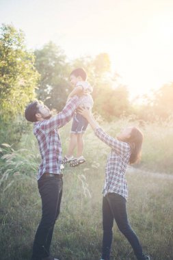 Mutlu genç aile birlikte dışında yeşil natur vakit