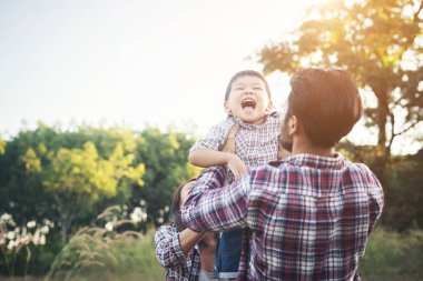 Mutlu genç aile birlikte dışında yeşil natur vakit