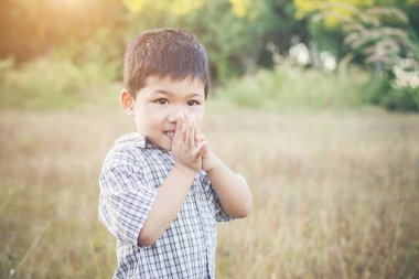 Açık havada oynarken mutlu küçük Asya çocuk. Hayattan zevk. Sevimli Asya 