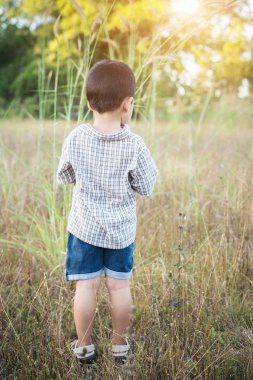 Açık havada oynarken mutlu küçük Asya çocuk. Hayattan zevk. Sevimli Asya 