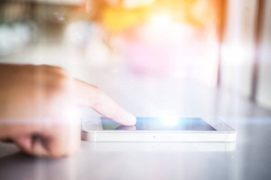 Kadının el smartphone kullanarak yakın çekim.