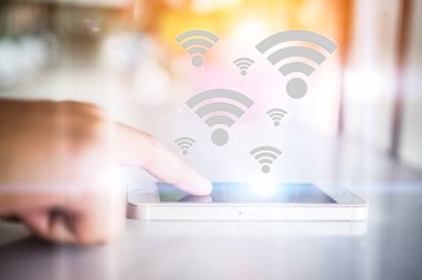 Kadın eli sc bağlanma wifi ile mobil akıllı telefon dokunmak