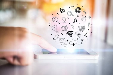 Smartphone ekranında, sosyal doodle simgesiyle işaret parmak