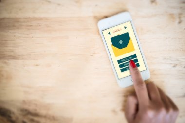 İş kadın eli ile hareket eden telefon gelen e-postaları denetleme