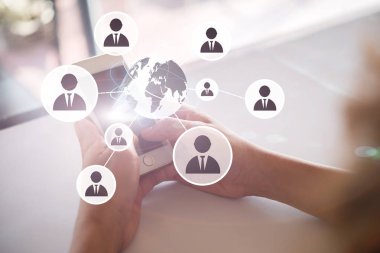 Fütüristik akıllı telefon ve bağlantı dünya insan. Ağ bir