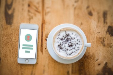 Bir fincan kahve ile smartphone gösteren imza app Üstten Görünüm 