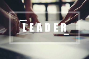 Borsa grafiklerde bulunan office iş adamları, iş. D'de