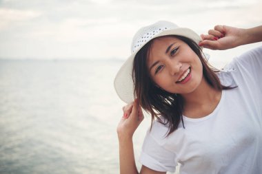 Genç güzel kadın rahatlatıcı ile plaj keyfini çıkarın. Kadın can