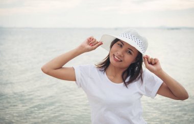 Genç güzel kadın rahatlatıcı ile plaj keyfini çıkarın. Kadın can