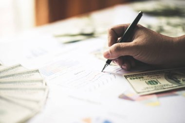 İşadamı ile belgeler grafik çalışma alanı Doları usd mo ile üzerinde