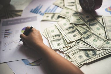 İşadamı ile belgeler grafik çalışma alanı Doları usd mo ile üzerinde
