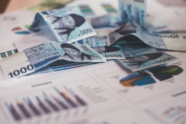 İş kavramı ile para ve belgeler grafik çalışma alanı üzerinde.