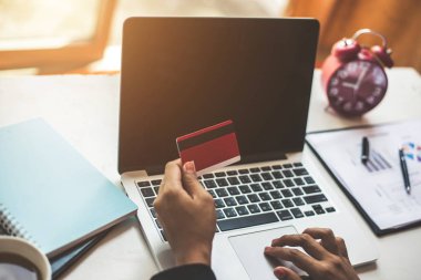 Bilgisayar ve yapar online alışveriş oturan işkadını 