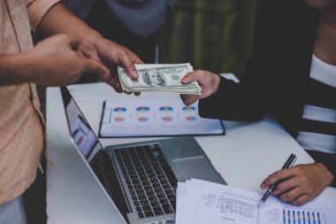 İş ortakları belgeleri ve fikirler toplantısında tartışıyor. Ben