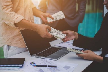 İş ortakları belgeleri ve fikirler toplantısında tartışıyor. Ben