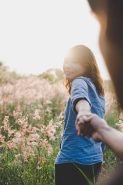 Beni mutlu genç hipster kadın çekerek adamın elini izle. El