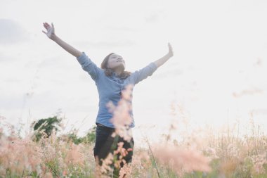 Genç kadın zevk alanına sunset bulvarında mutlu.