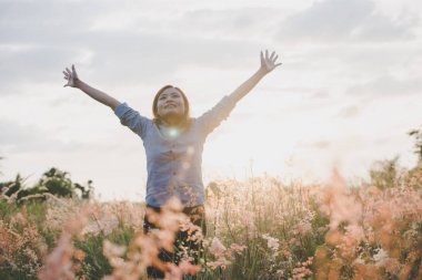 Duran genç güzel kadın inci üzerinde havada kollarını uzat